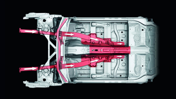 Lastpfade im Audi A8-Unterboden: Die Längsträger laufen mit dem Mitteltunnel zusammen