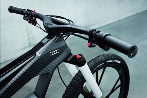 Premium – the upside-down front fork is air sprung with the spring travel measuring 130 millimeters.