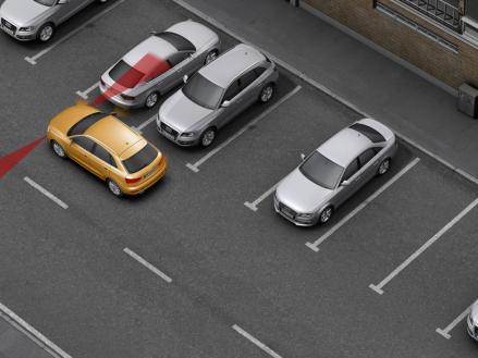 Park assist: the Audi Q3 measures gaps and automatically steers into them