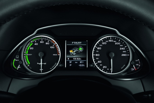 Kraftfluss: Mitteldisplay im Audi Q5 hybrid quattro