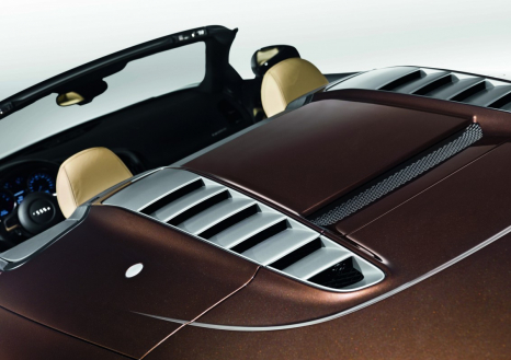 Audi R8 Spyder: convertible top compartment lid made from carbon-fiber-reinforced polymer