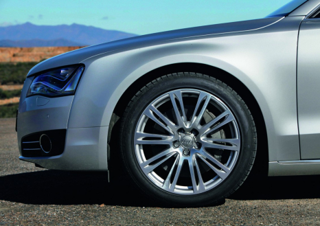 Audi A8: 20-inch wheel in ten-parallel-spoke design